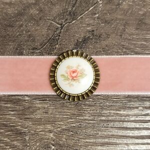 VELVET MUSE Cabbage Rose Cameo Choker - Pink